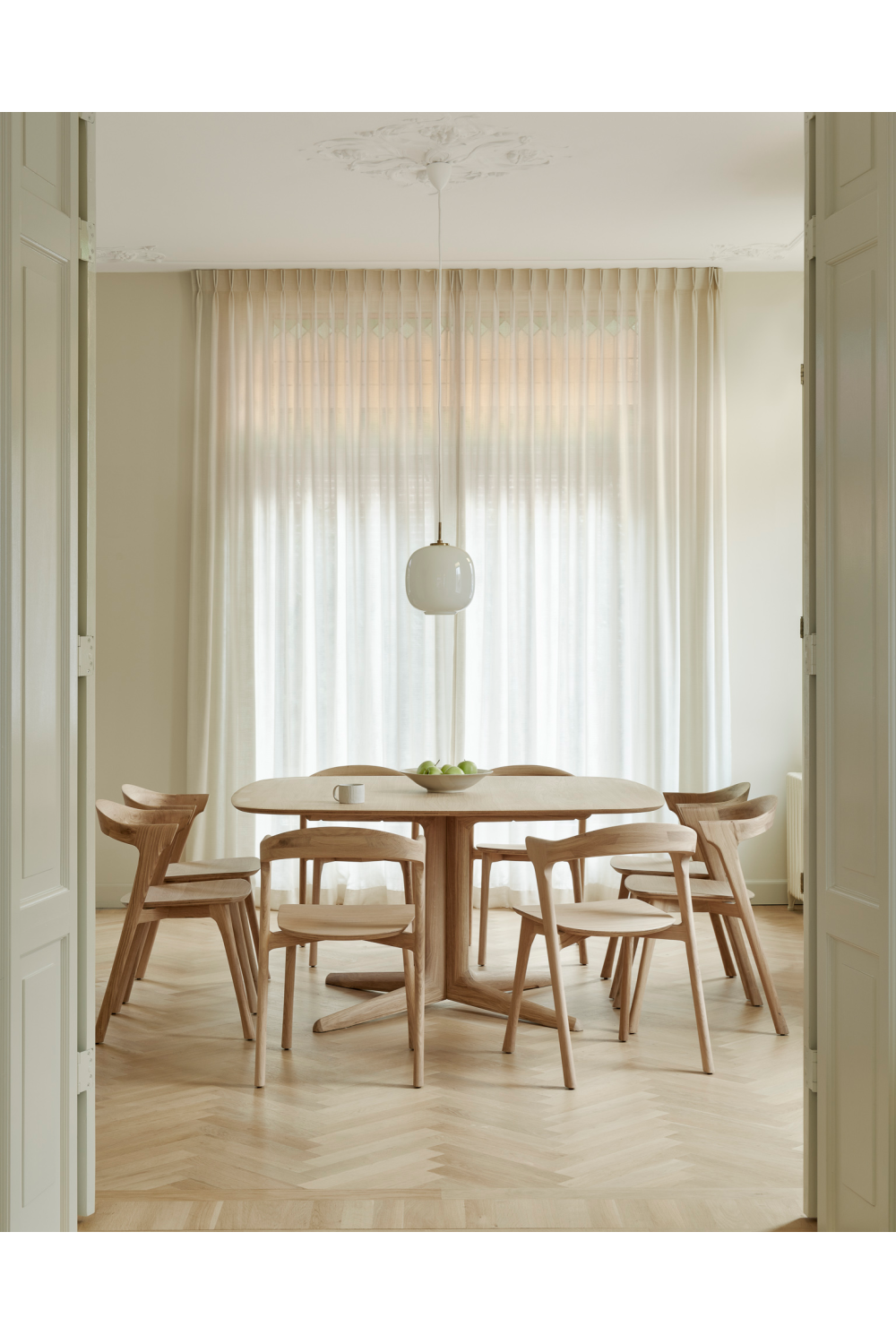   Central-Footed Oak Dining Table | Oroa.com