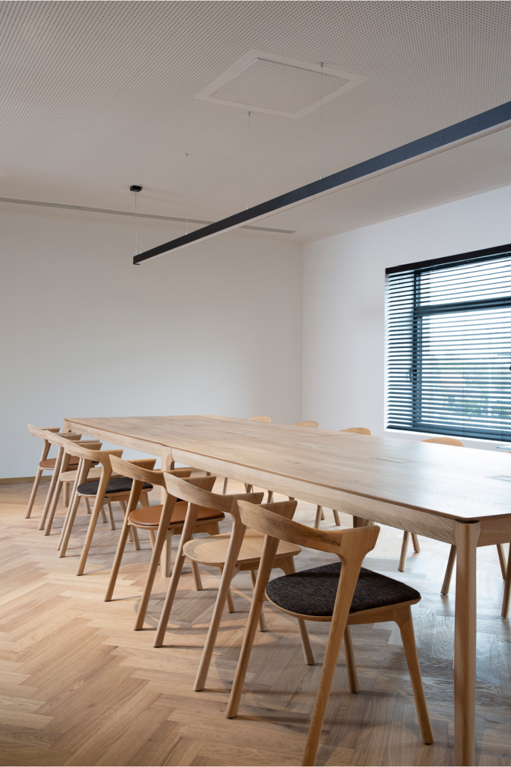   Cushioned Scandinavian Dining Chair | Oroa.com