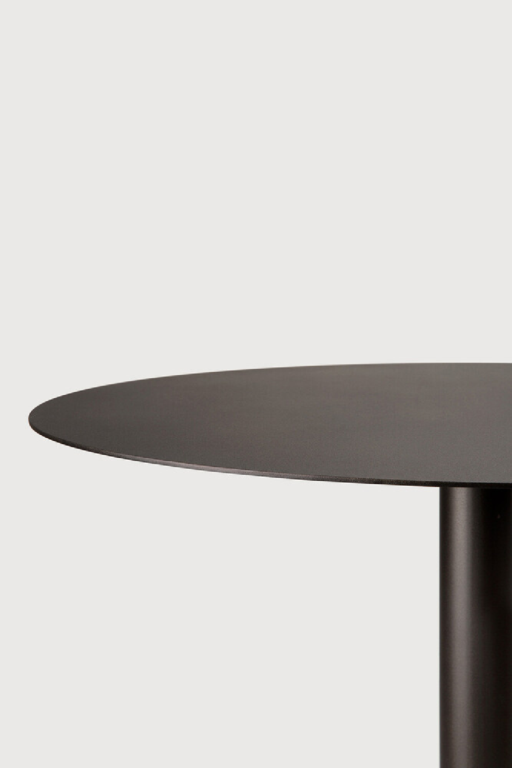   Round Pedestal Dining Table | Oroa.com