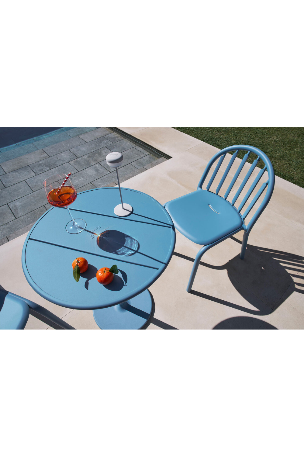   Round Outdoor Bistro Table | Oroa.com