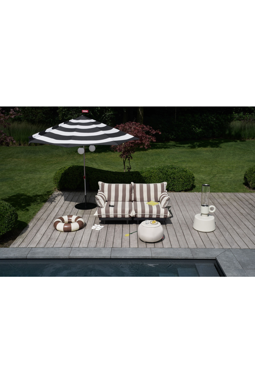   Cushioned Outdoor Daybed | Oroa.com