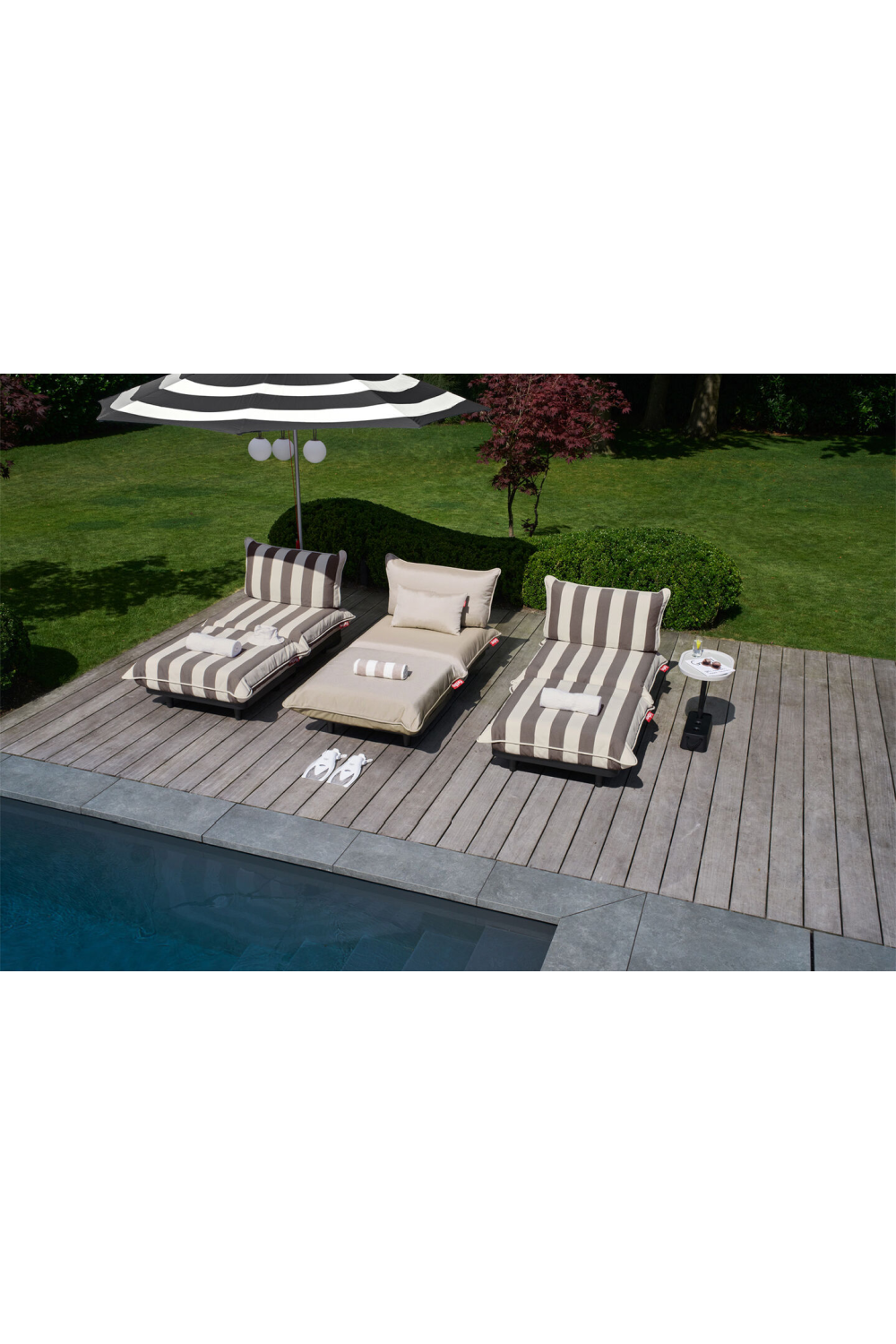   Cushioned Outdoor Daybed | Oroa.com