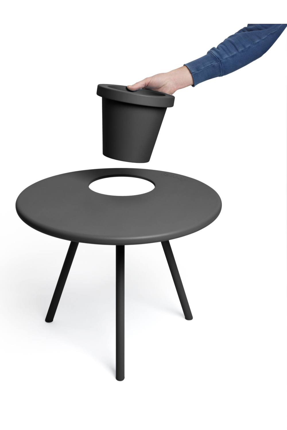   Tripod Outdoor Planter Side Table | Oroa.com
