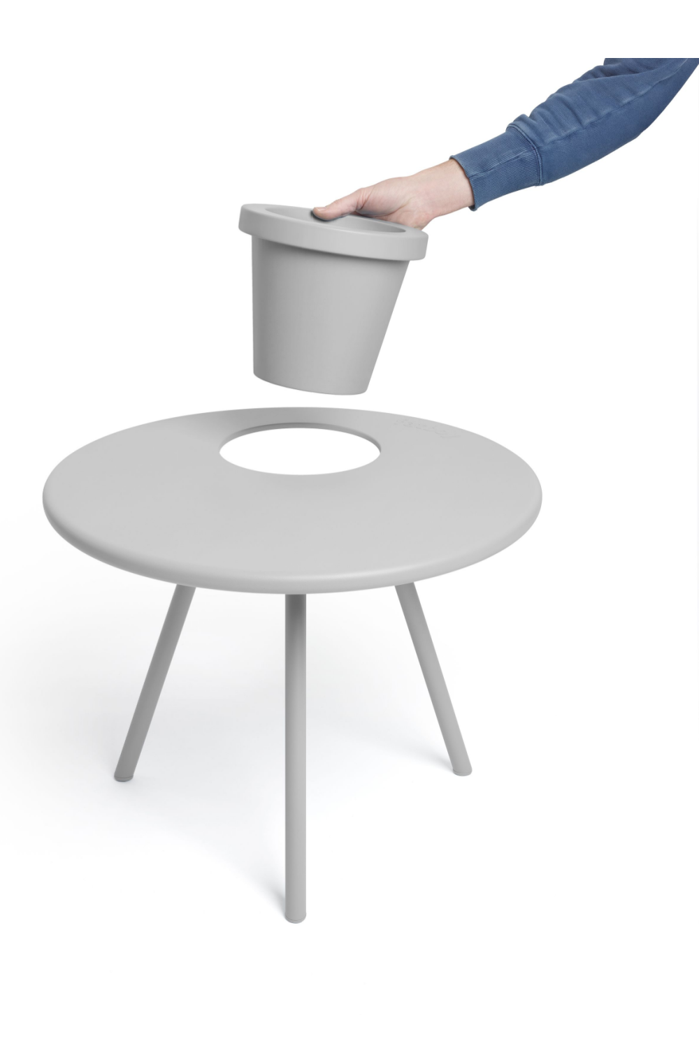   Tripod Outdoor Planter Side Table | Oroa.com