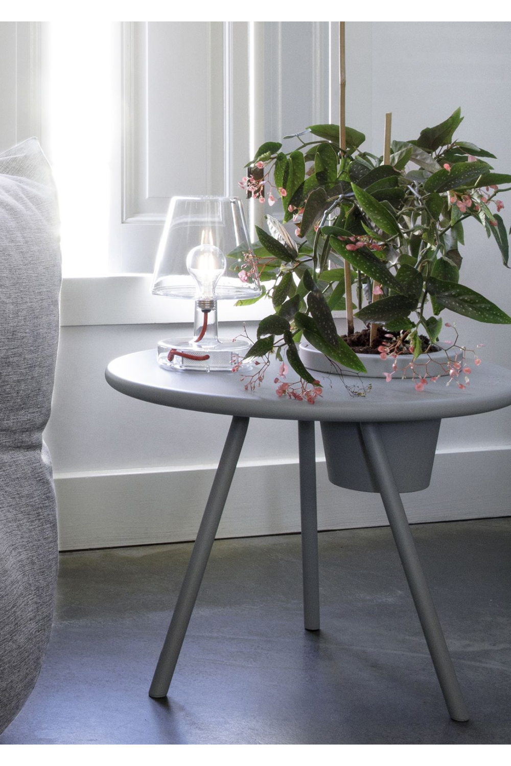   Tripod Outdoor Planter Side Table | Oroa.com
