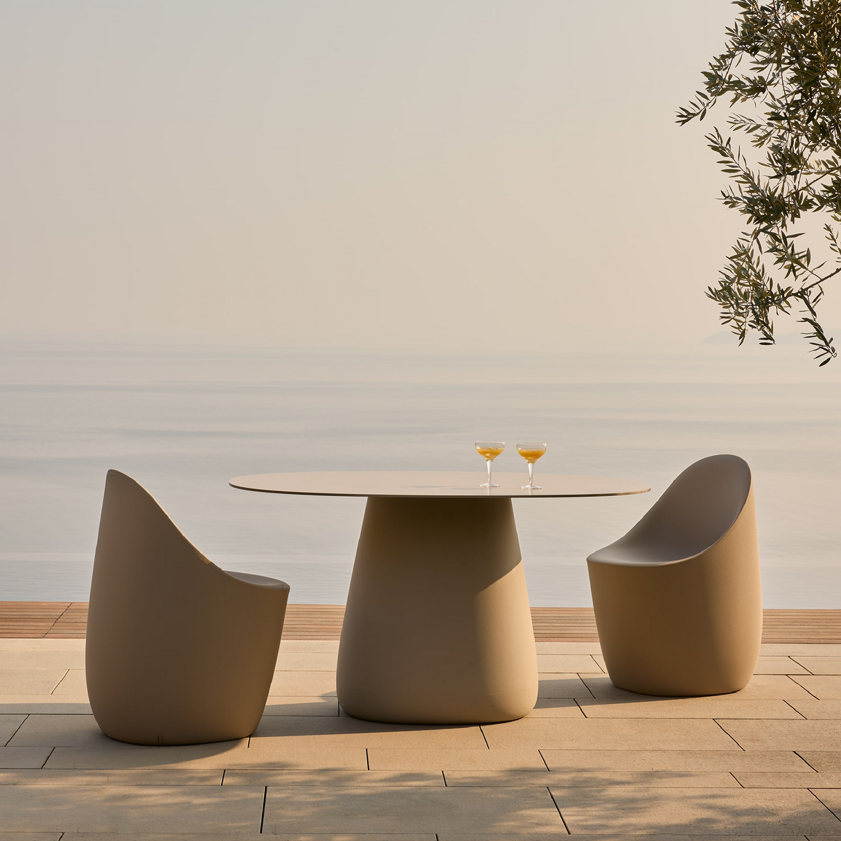   Oval Indoor/Outdoor Dining Table | Oroa.com