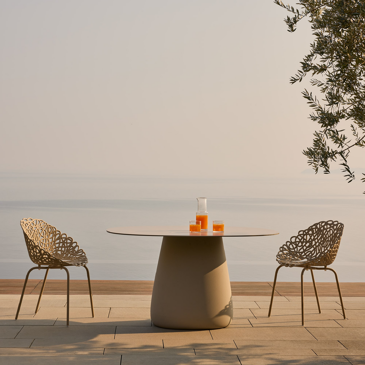   Oval Indoor/Outdoor Dining Table | Oroa.com