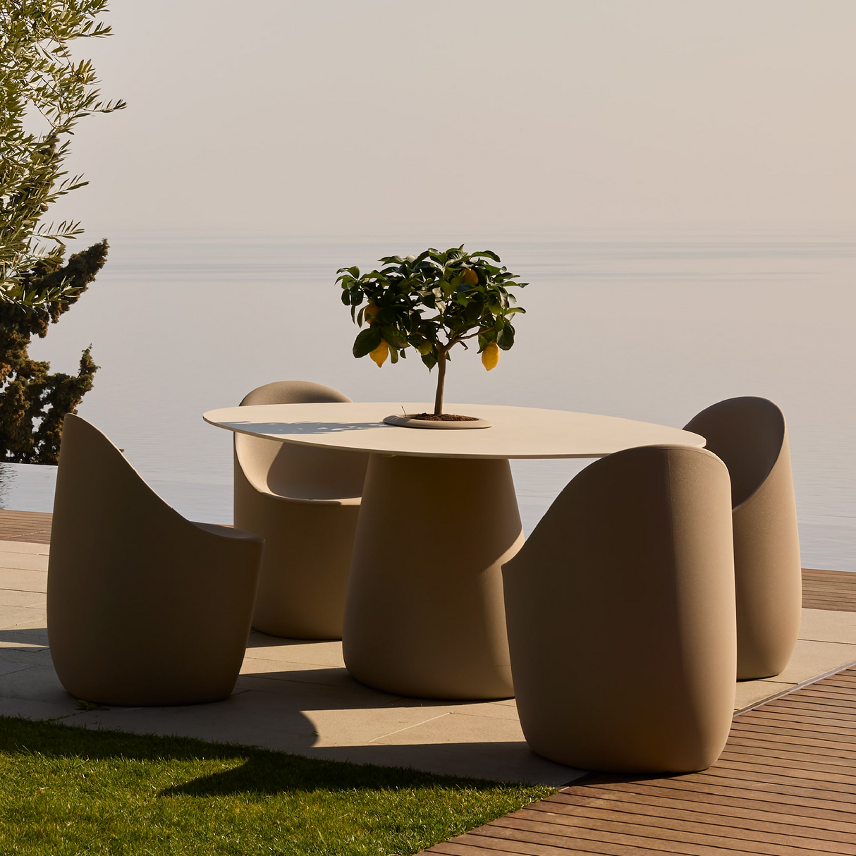   Indoor/Outdoor Bucket Dining Table | Oroa.com