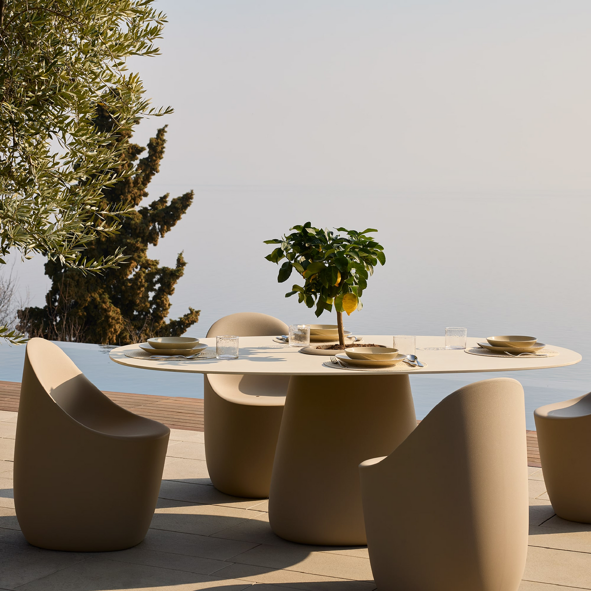   Indoor/Outdoor Bucket Dining Table | Oroa.com