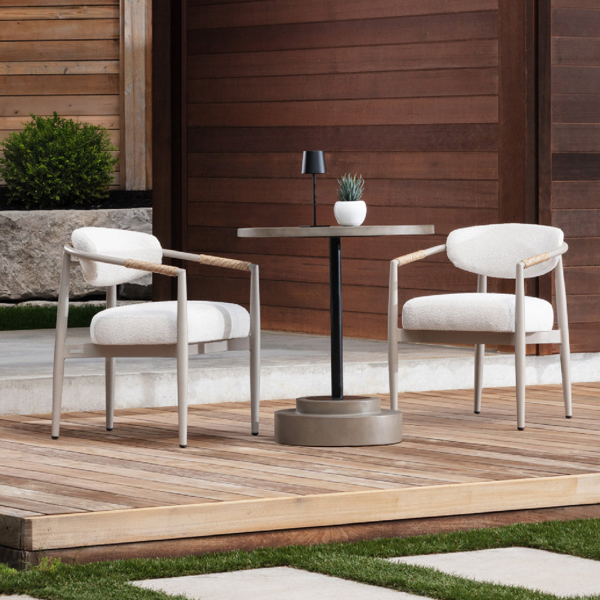   Sleek Indoor/Outdoor Dining Armchair | Oroa.com