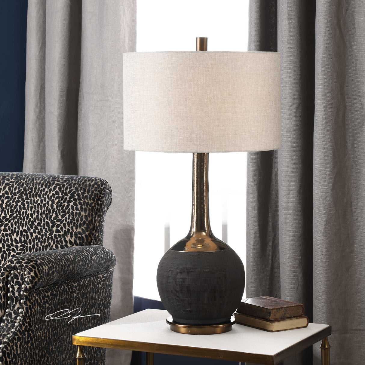  Modern European furniture - Rounded Black Ceramic Table Lamp - www.oroa.com | Oroa.com