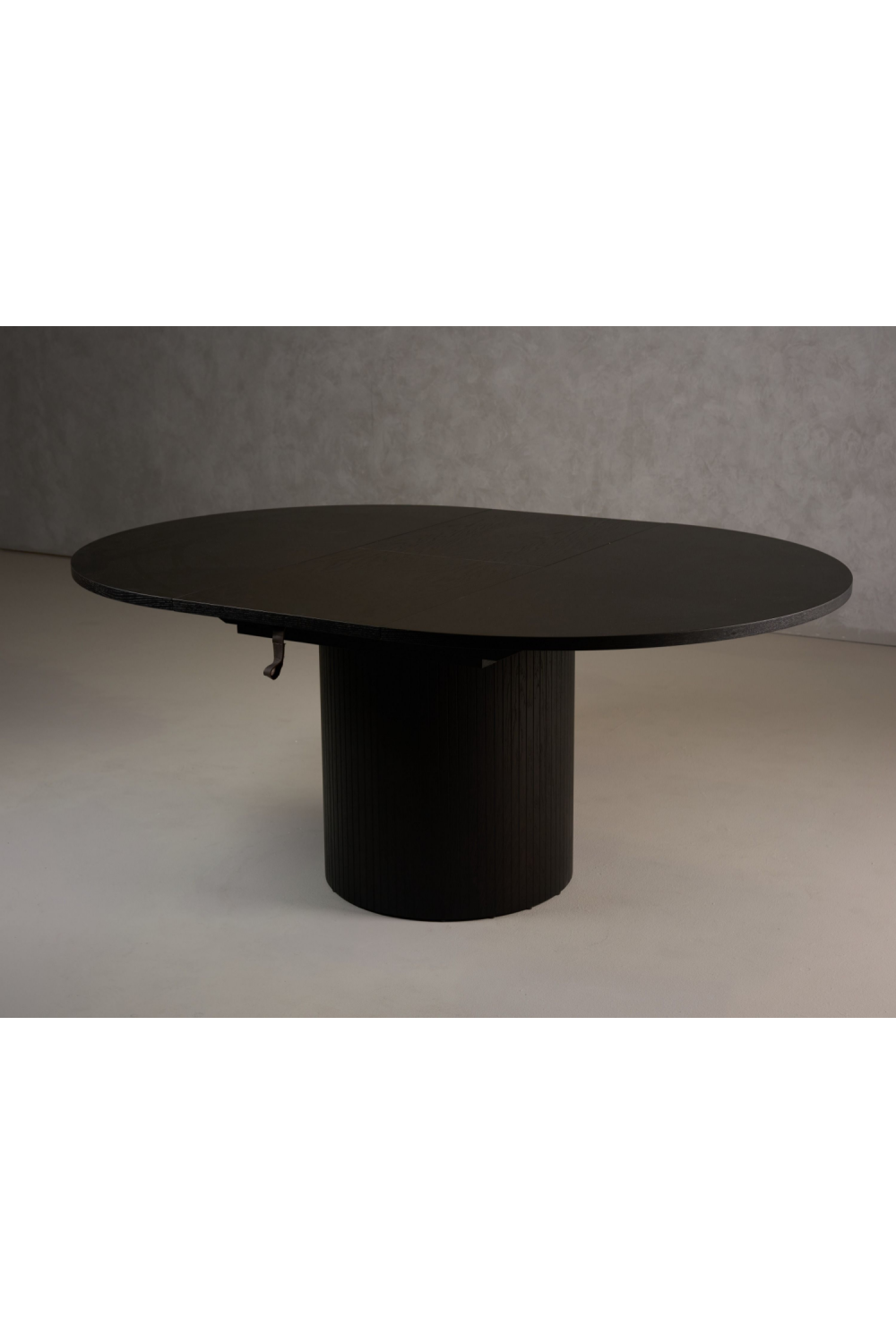   Round Oak Extendable Dining Table | Oroa.com