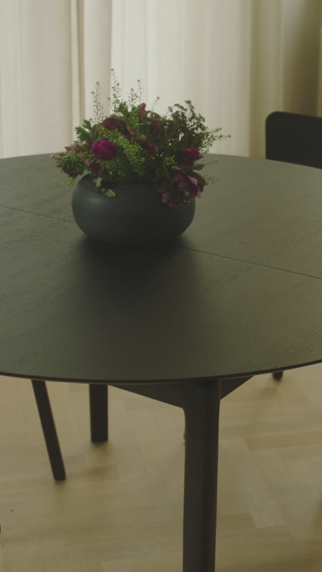   Oak Extendable Round Dining Table | Oroa.com