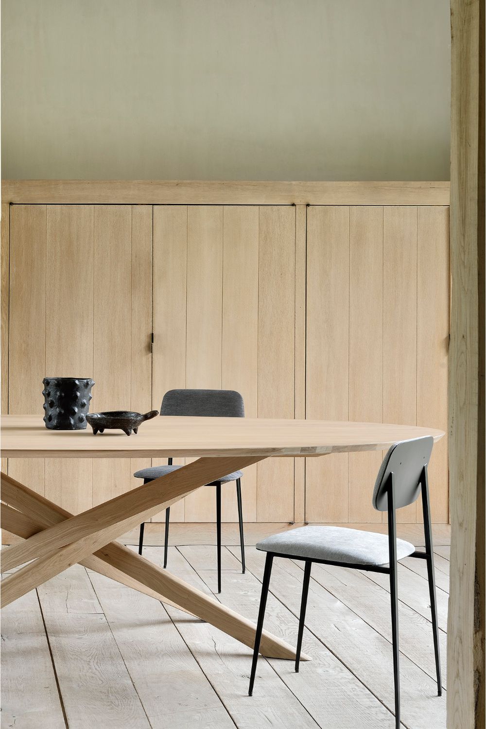   Oval Oak Dining Table | Oroa.com