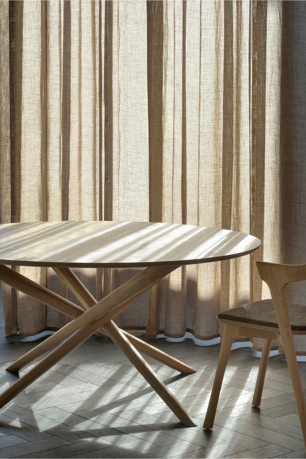   Round Dining Table | Oroa.com
