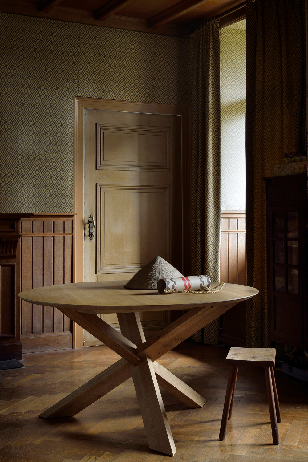   Round Oak Dining Table | Oroa.com