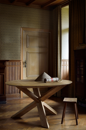  Round Oak Dining Table | Oroa.com