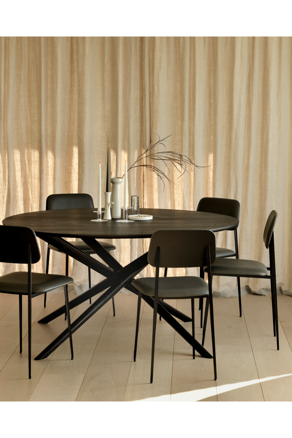   Round Black Oak Dining Table | Oroa.com