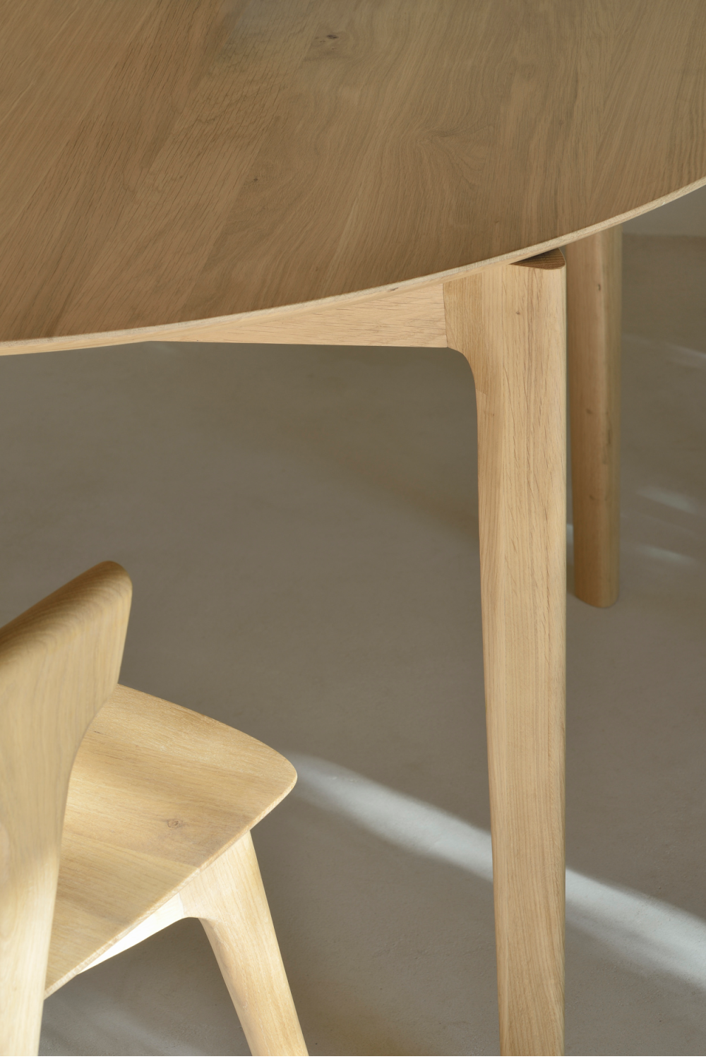   Oak Extendable Round Dining Table | Oroa.com